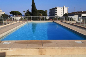 Terrasse ensoleillée et accès à la piscine vue mer